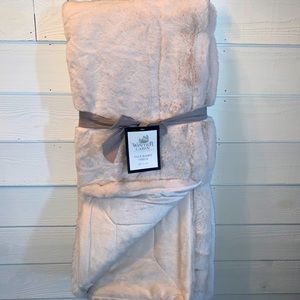 NWT - Faux Fur Throw - light tan